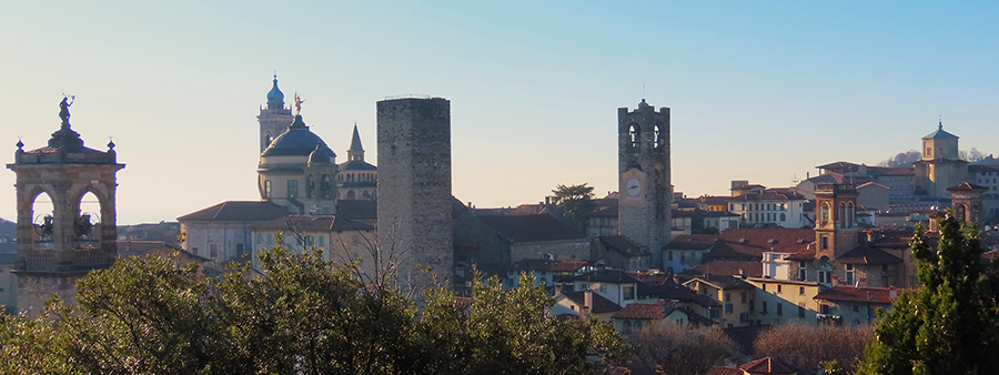 Dal torrione della Rocca campanili, torri, cupole, guglie di Città Alta